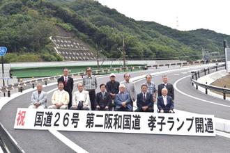 第二阪和国道孝子ランプ見学会で事業説明をする粟津浪速国道事務所長