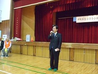 会場で挨拶する田代町長