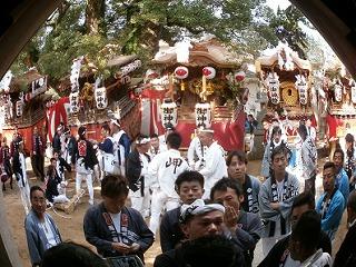 船守神社やぐら揃い踏みでたくさんの人が集まっている写真