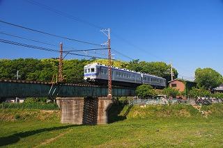 大川鉄橋を電車が走っている写真