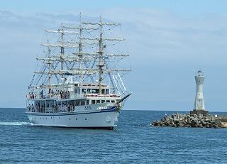 深日港フェスティバルミニクルーズ用日本丸が海を走っている写真