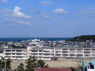 上空から撮影した多奈川小学校の写真