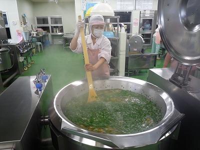 野菜類と肉類をIH万能回転釜で煮込む写真