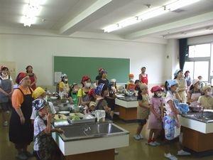 人権学習会で開催された多奈川KIDSクッキングスタジオで料理をする子供たちの写真