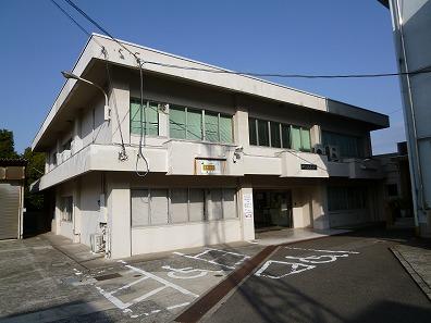 白い建物の岬町文化センターの外観