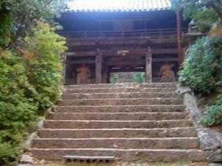 高仙寺の前の石階段の写真
