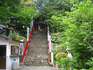 産土神社の石階段の写真