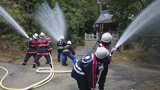放水を行う、消防署員、消防団、婦人防火クラブの方々
