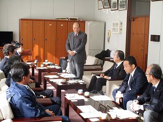 熊本県阿蘇郡西原村議会で挨拶をする道工議長