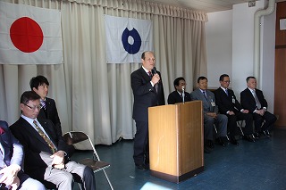 幹部職員(管理職)に向けて挨拶する道工議長(町長側)