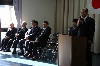 幹部職員(管理職)に挨拶をする道工議長(議員側)