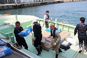 支援物資の海上輸送の様子