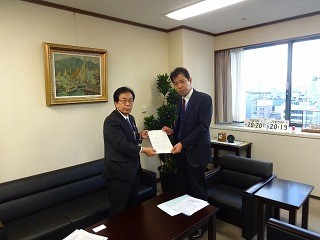 谷川近畿運輸局次長に要望書を渡す田代町長