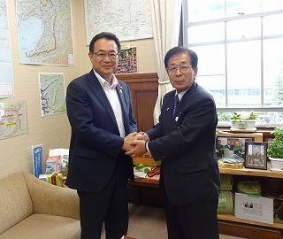 竹内大阪府副知事と握手する田代町長