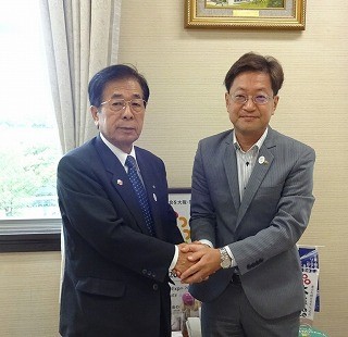 濱田大阪府副知事と握手する田代町長