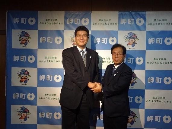 三島近畿地方整備局大阪港湾空港整備事務所長と握手する田代町長