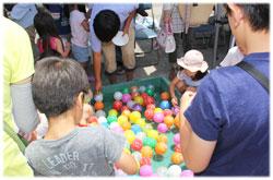 風船釣りをする子供たちの写真