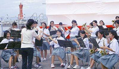 学生が吹奏楽器を演奏している写真