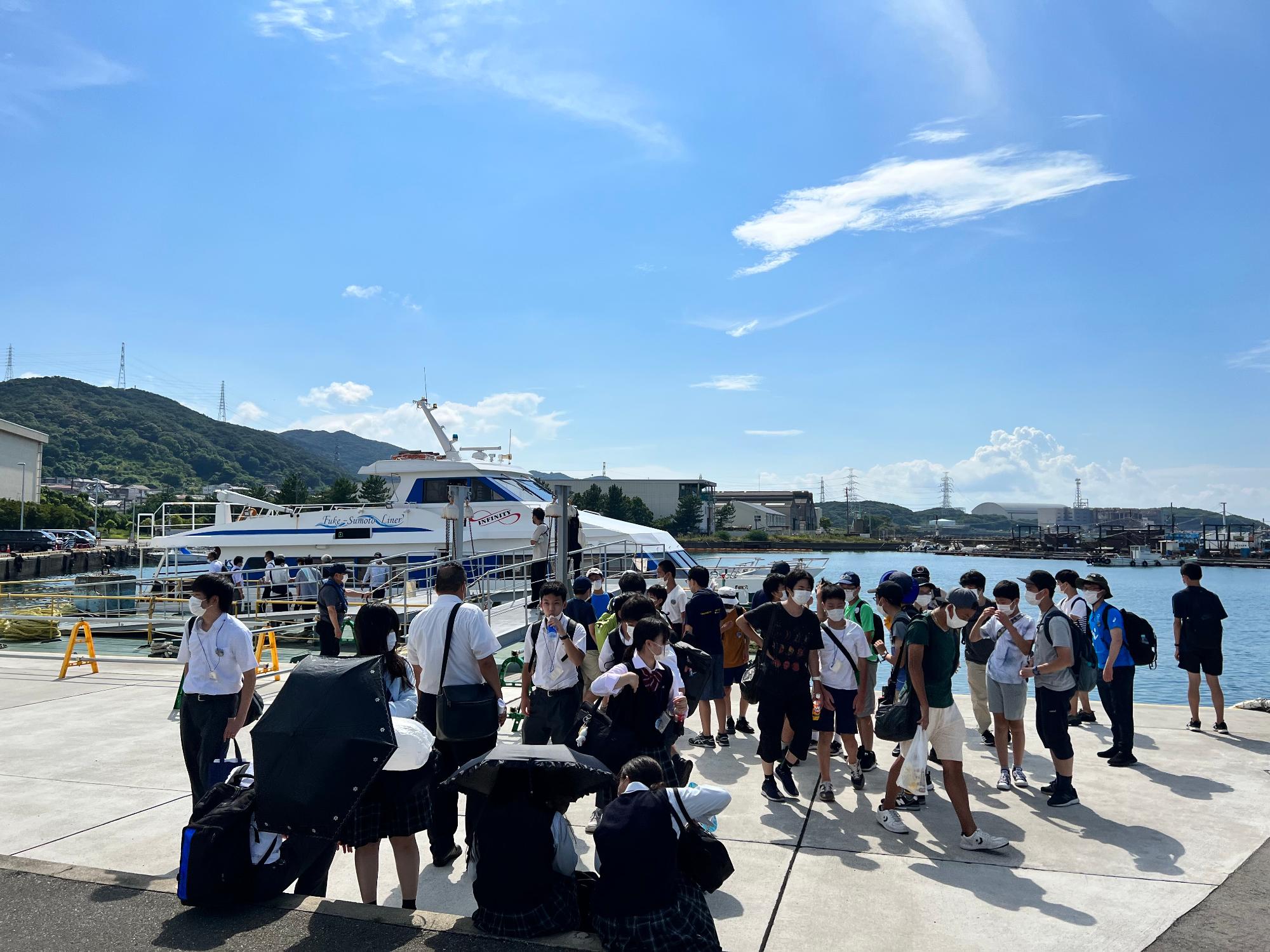 鉄道交流会で高校生を町内案内