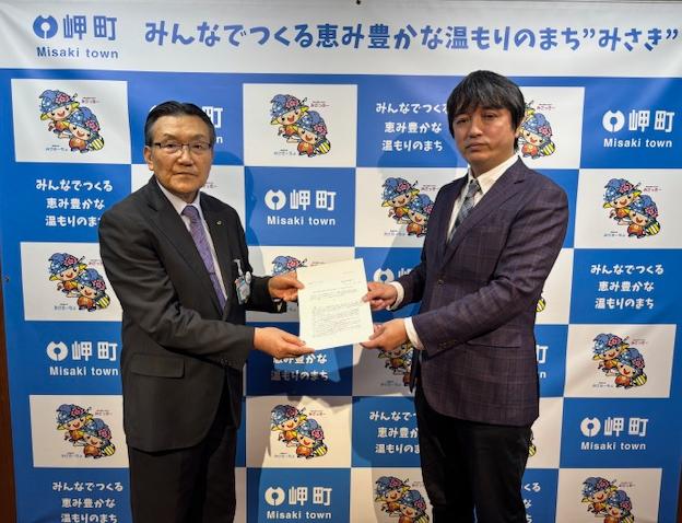 足立会長が中口副町長に答申書を渡している写真