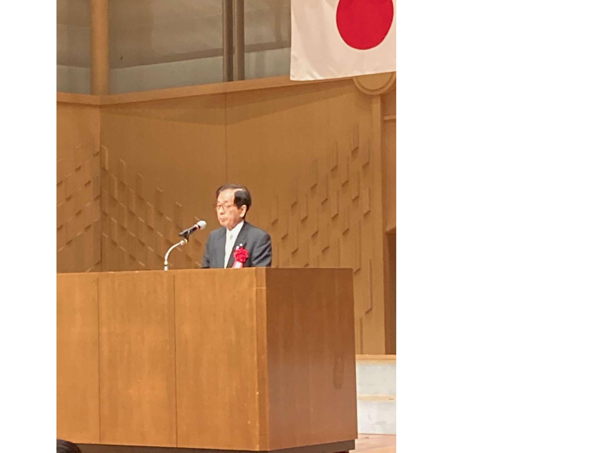 祝辞を述べる町長