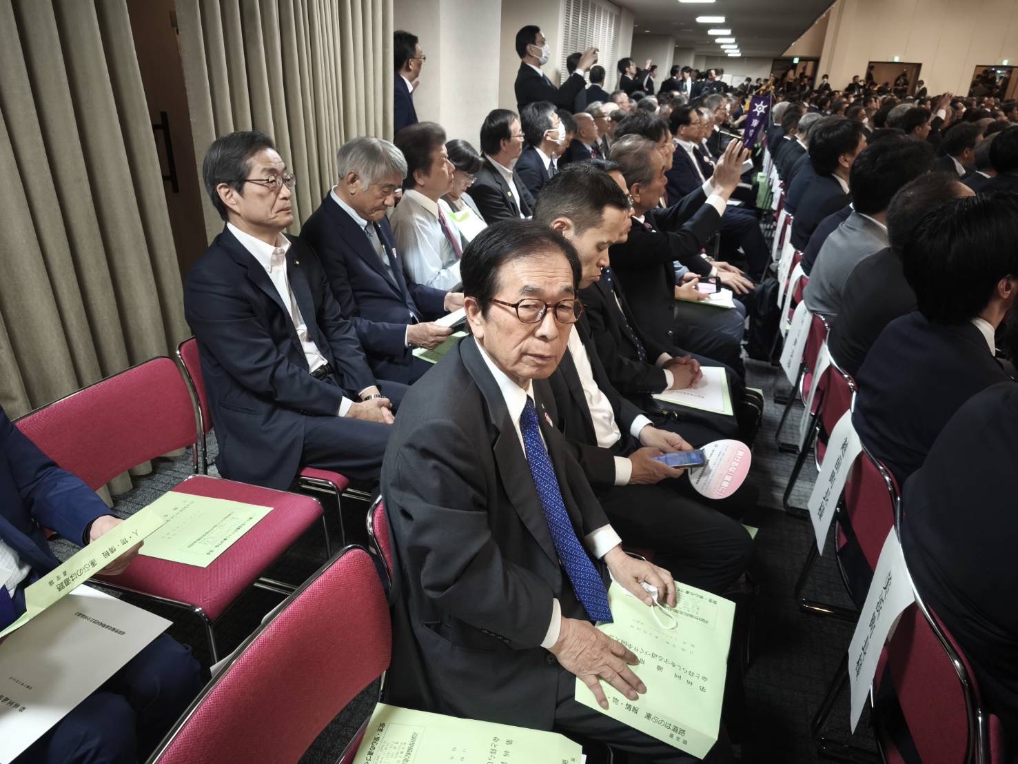 大会に参加する町長の様子