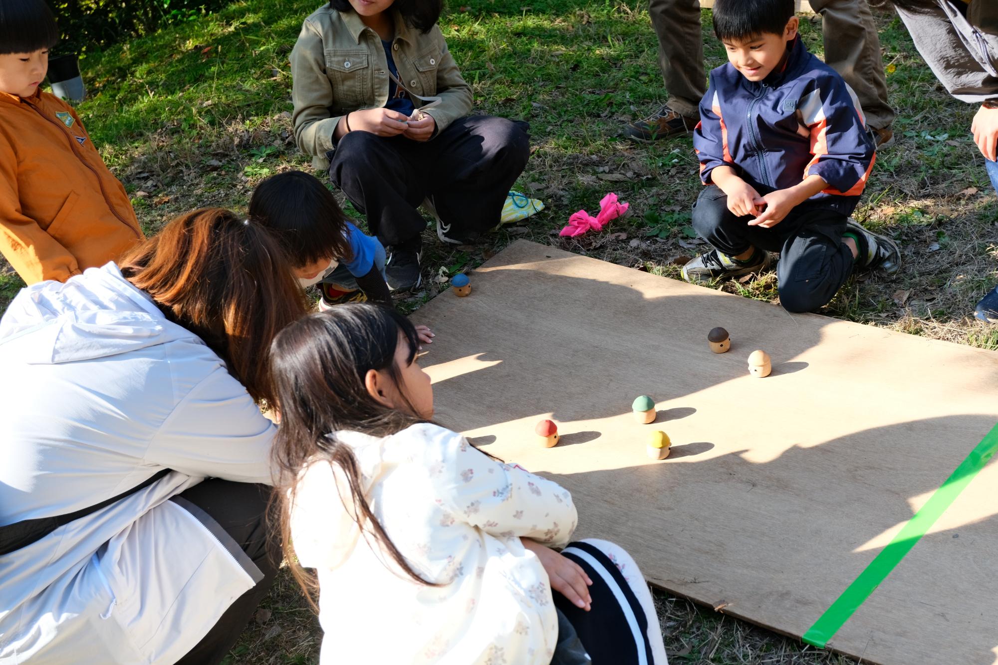 R71115どんぐりコロコロレースで遊ぶ様子